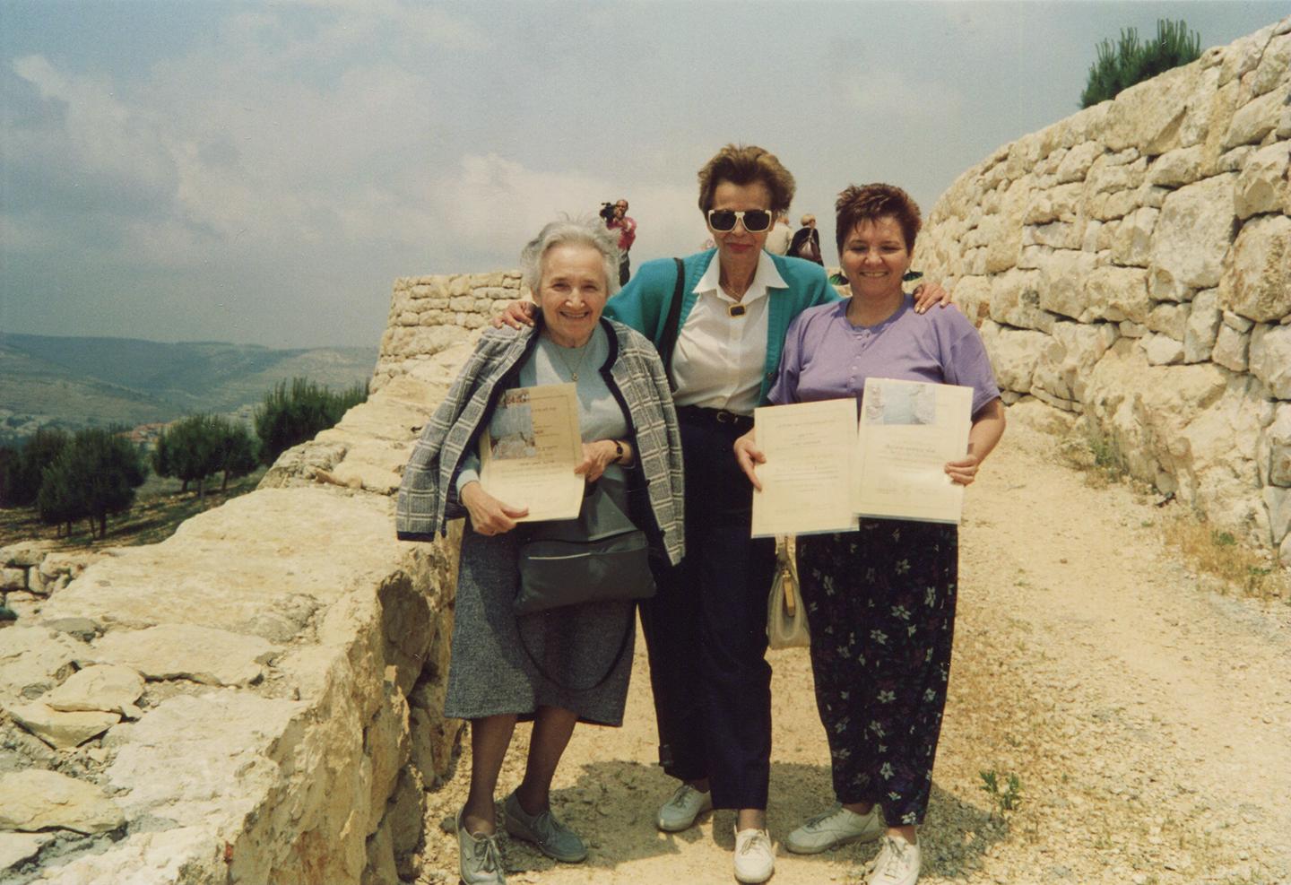 Od lewej Anna Krasnokucka i Felicja Ajlenberg z Elżbietą Krygier, córką Anny (Jad Waszem, 1993)
