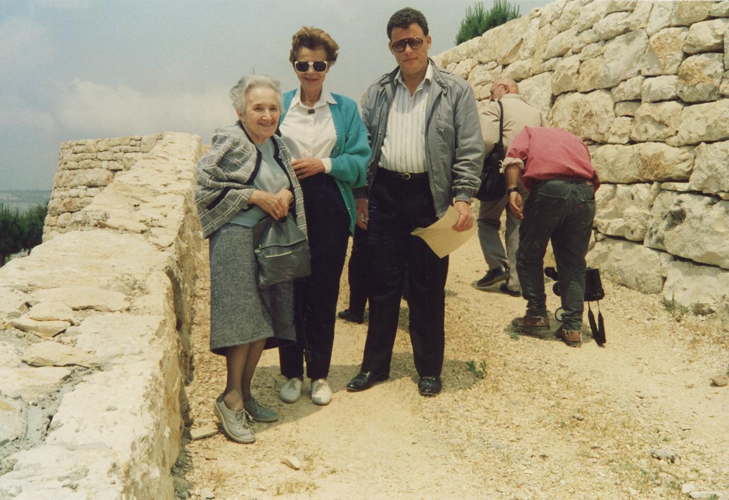 Od lewej Anna Krasnokucka i Felicja Ajlenberg z synem Josim (Jad Waszem , 1993)