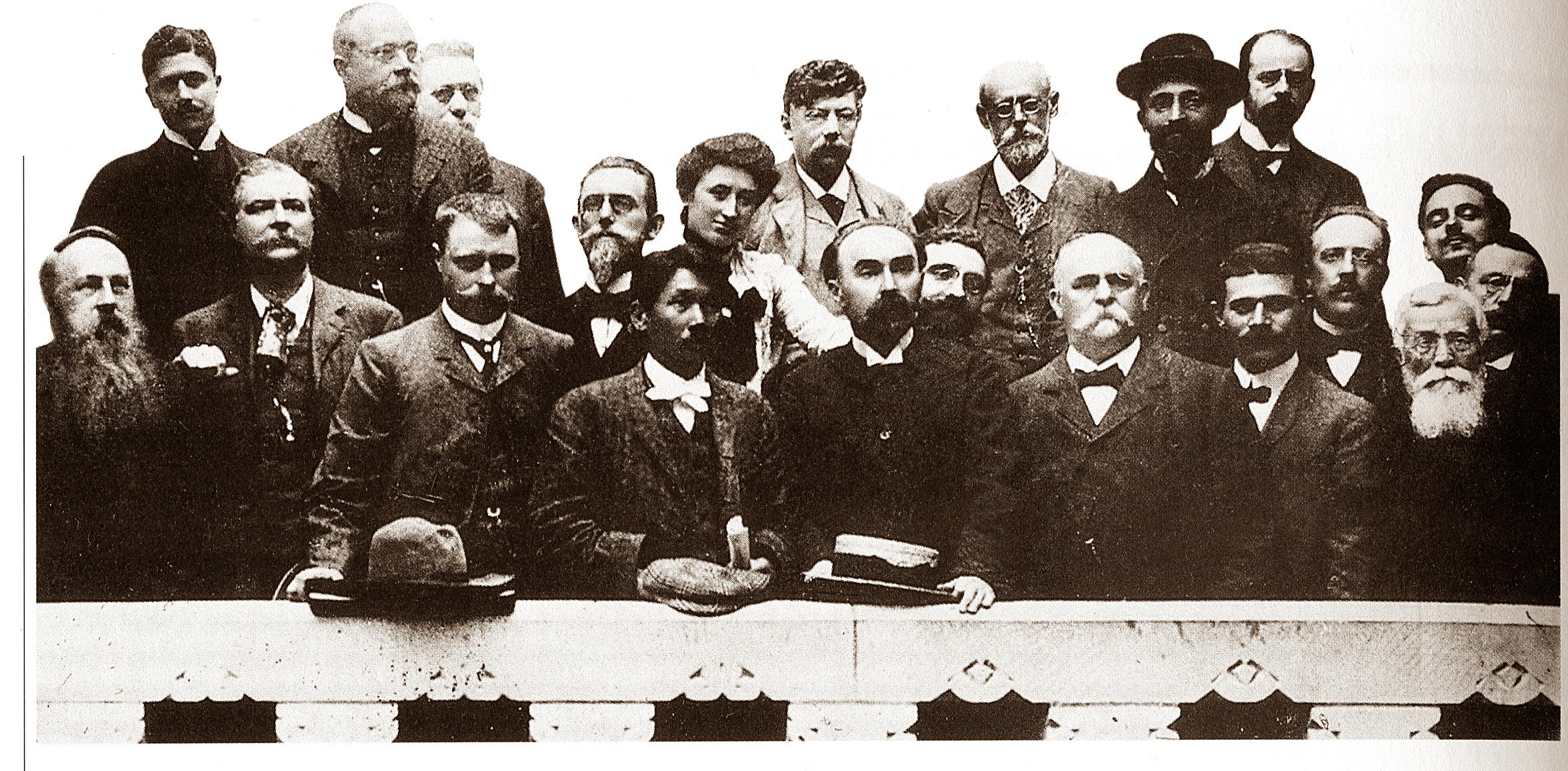 Róża Luksemburg wśród członków Prezydium II Międzynarodówki (1904)
